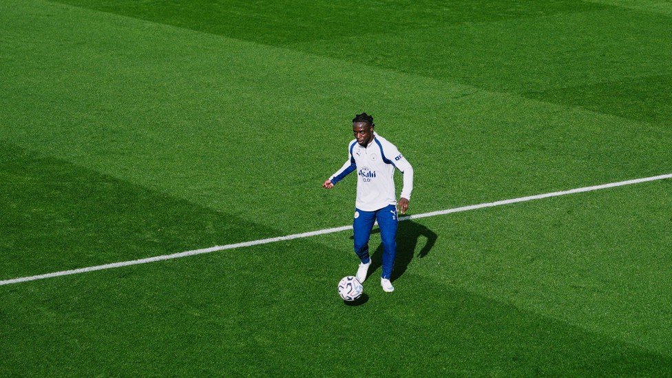 CROSS THE LINE : Jérémy Doku carries the ball forward