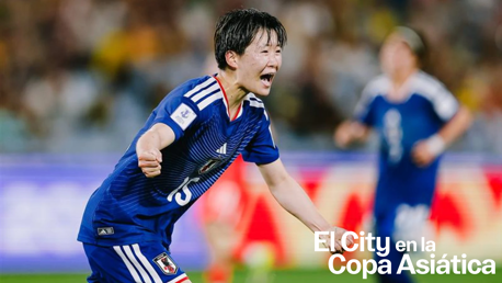 A soccer player wearing a blue jersey during a match, with text overlay 'El City en la Copa Asiática'.