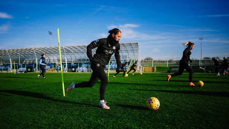 ON YOUR MARK  : Iman Beney drives with the ball. 
