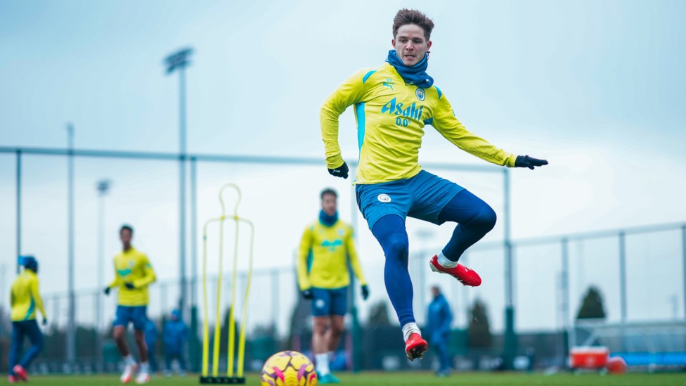 STARLET : James McAtee plays a pass.