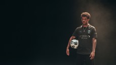 Nos bastidores do lançamento do uniforme reserva do City para 2025/26