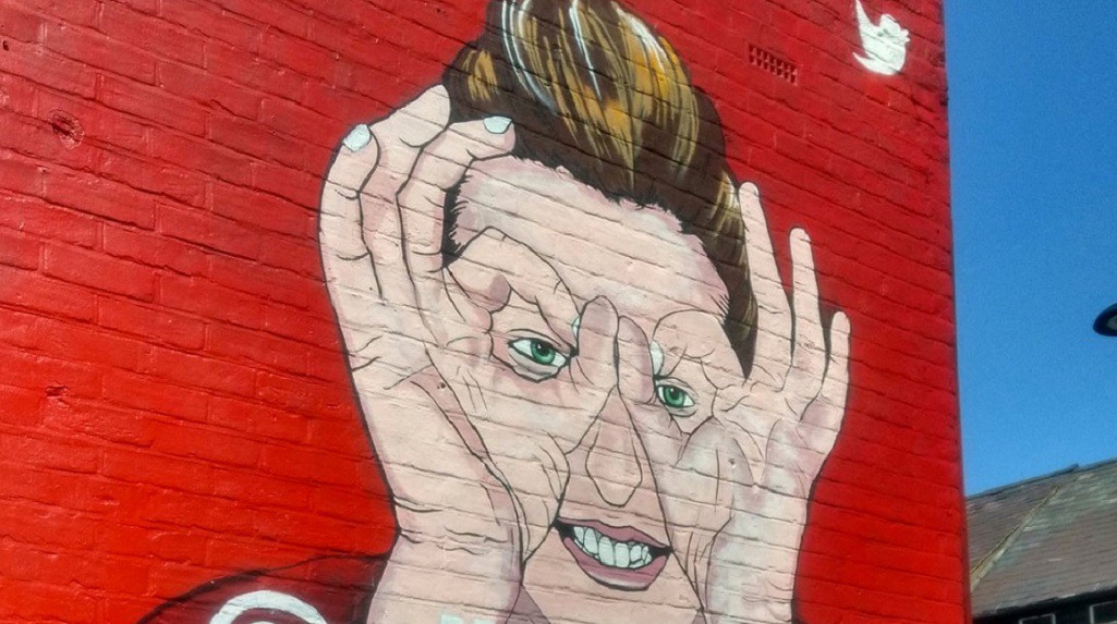 ELLEN BACK : Watching you...