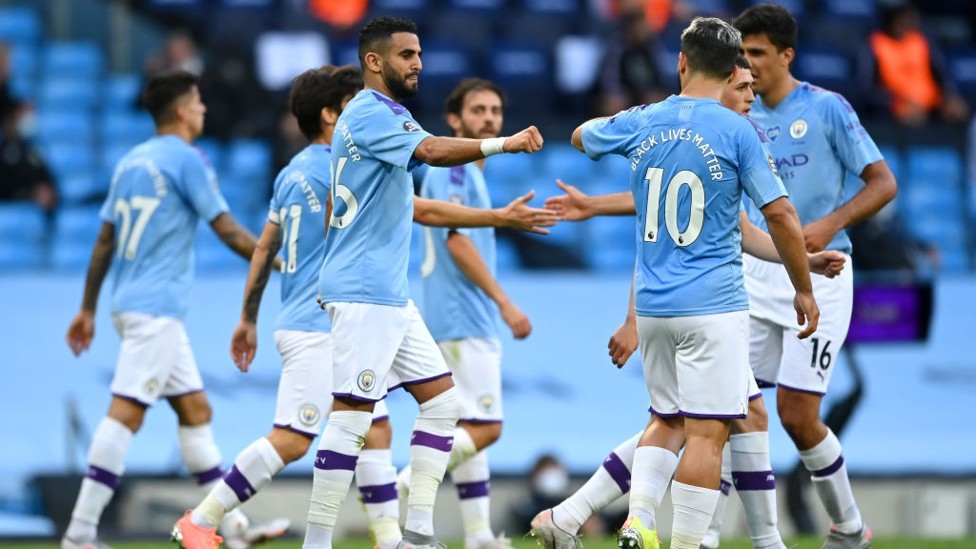 RAYAKAN : Mahrez merayakan dengan Aguero Setelah menggandakan keunggulan dengan cemerlang