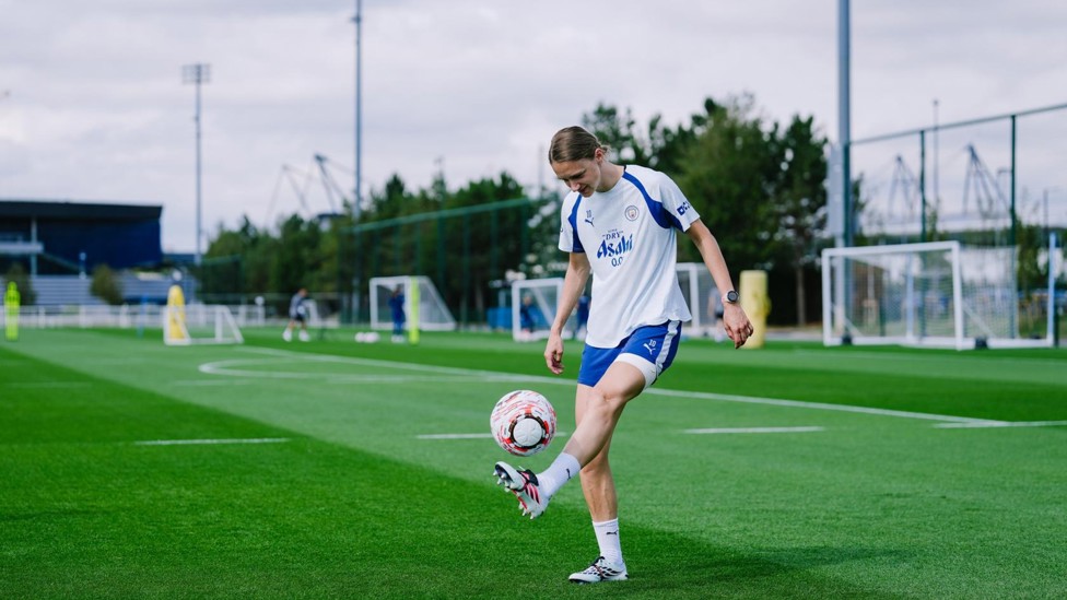 CLOSE CONTROL : Vivianne Miedema shows off her skills