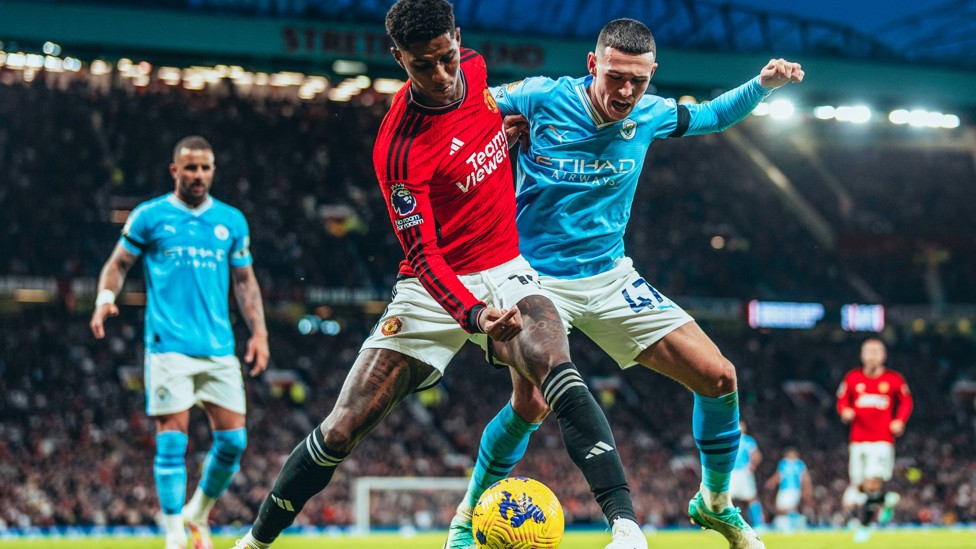 A BATALHA DE MANCHESTER : Foden e Rashford brigam pela bola.