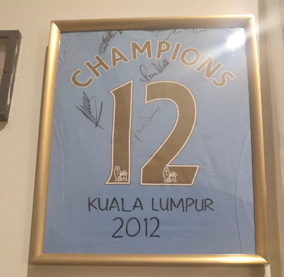 KOLEKSI: Jersey dengan tanda-tangan Roberto Mancini dan beberapa Bintang City lainnya.
