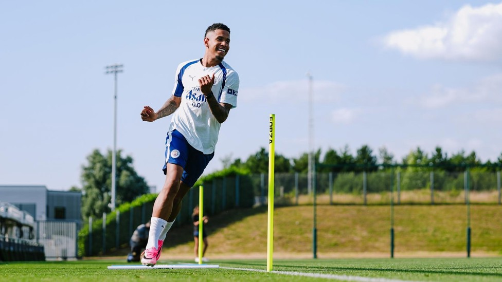 JOGA BONITO  : Savinho slaloms through the poles. 