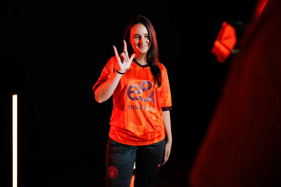 SPIDER CELEBRATION : Kacee shows off Julian Alvarez's celebration during the photoshoot