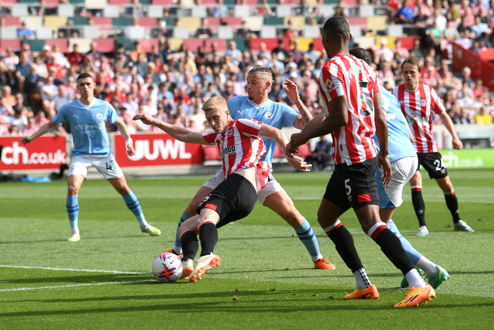 MUITA MARCAÇÃO : Jogo foi muito físico no estádio do Brentford. 