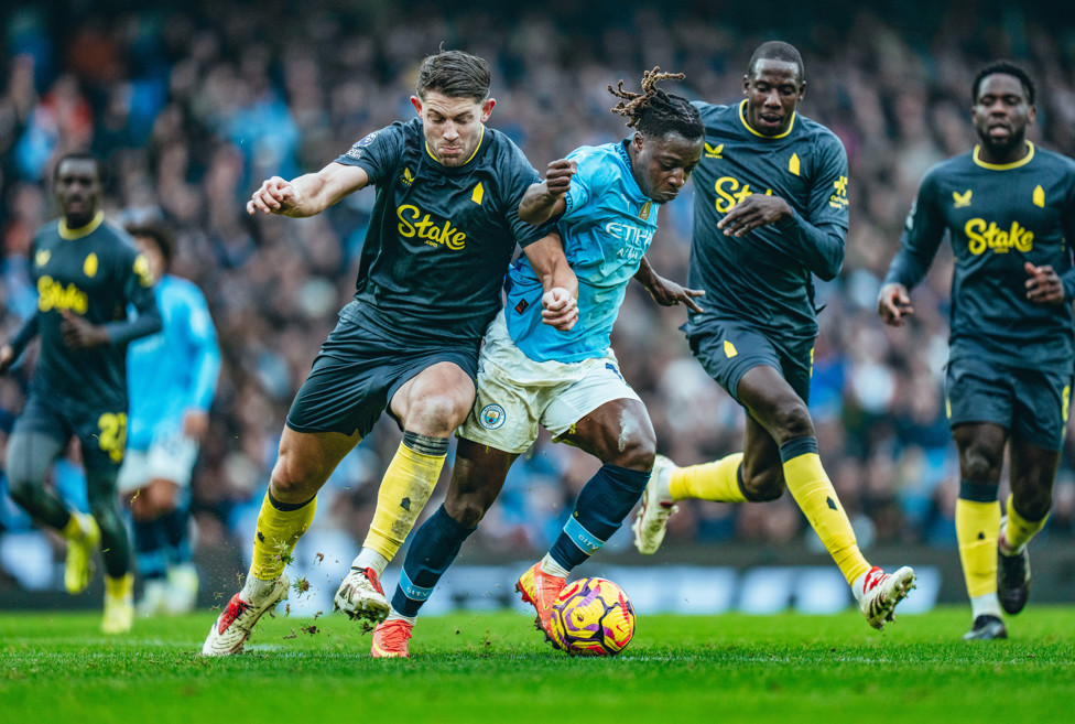 Defesa bem postada do Everton dificultou as ações ofensivas do City.