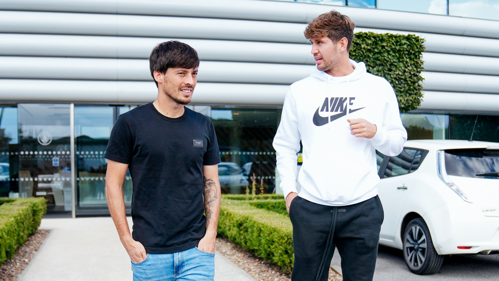 Compañeros para siempre : David conversa con John Stones.