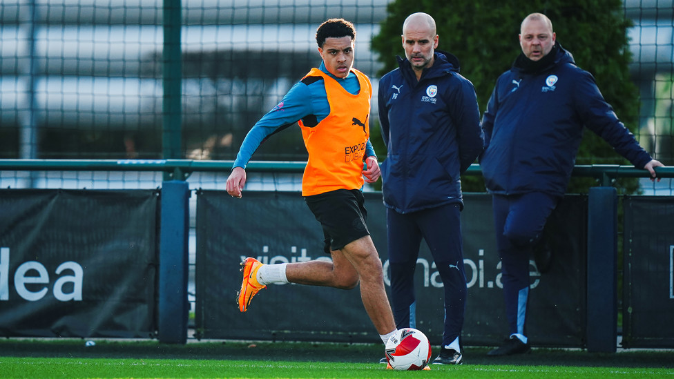 YOUNG GUN : Pep Guardiola dan Rodolfo Borrell menyaksikan saat CJ Egan-Riley berlari ke depan