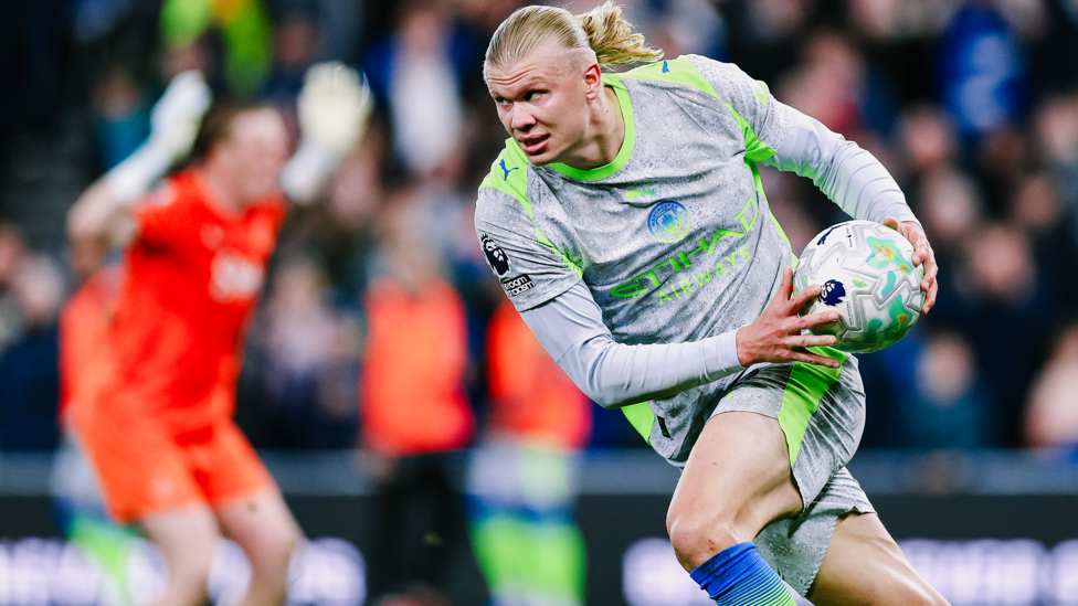 HUNGRY HAALAND : Grabs the ball after making it 3-2.