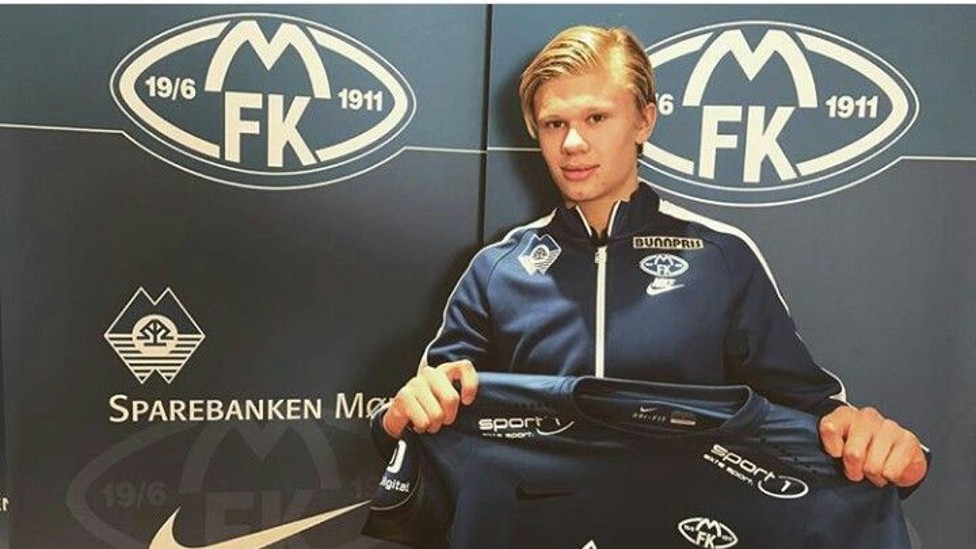 UN JOVEN HAALAND : Haaland siendo presentado en el Molde, en Noruega.
