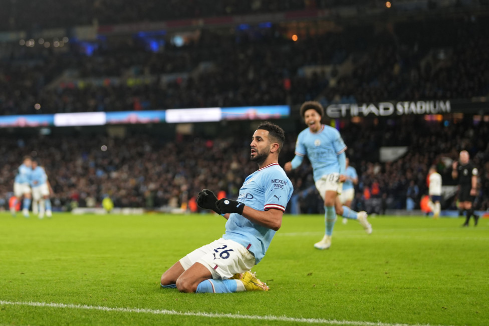 PARTIDA ÉPICA  : Mahrez comemora gol da virada sobre o Tottenham, no Etihad.