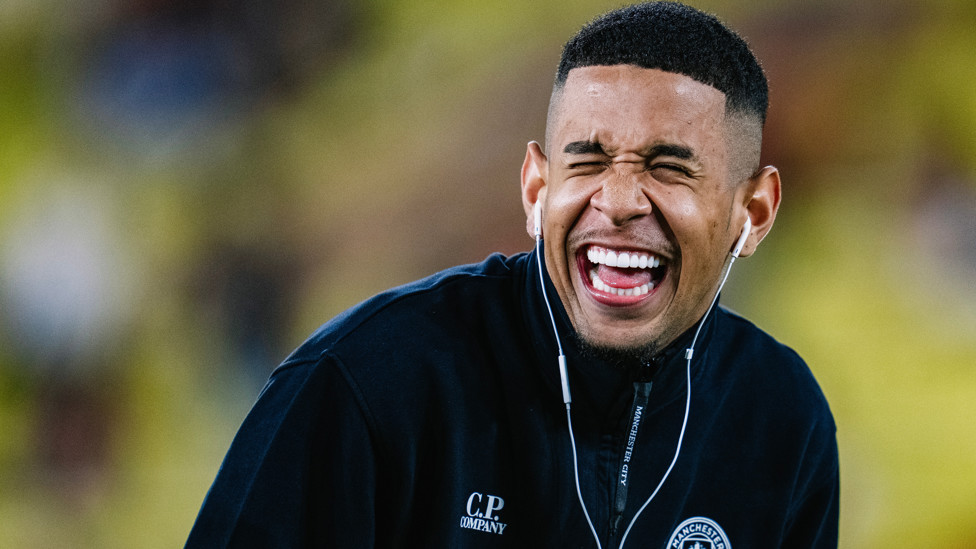 PEARLY WHITES : Savinho approves!