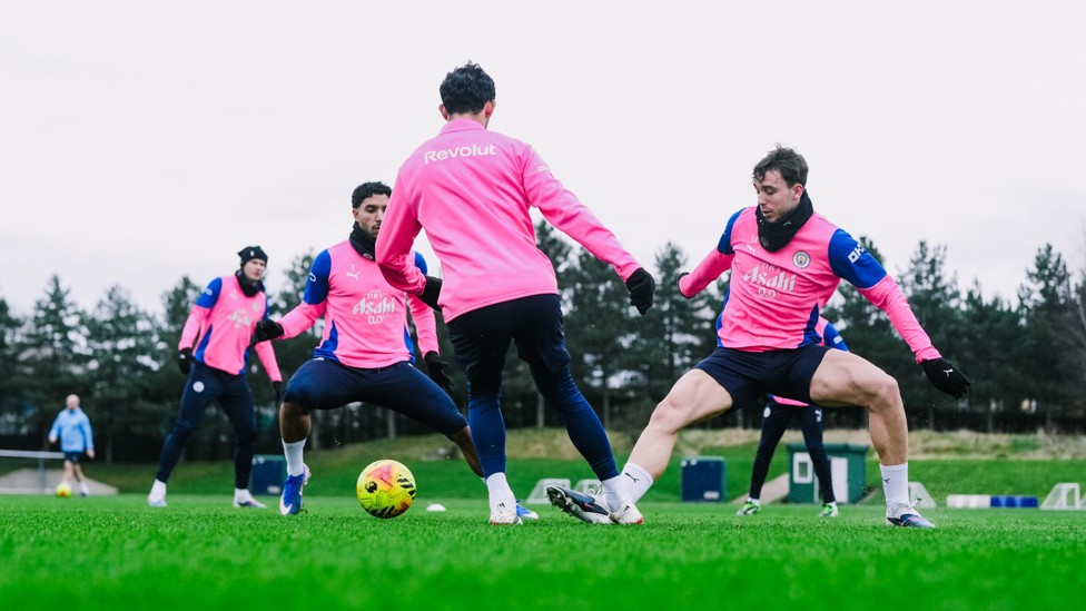 NICO IN THE MIDDLE : The Spaniard tries to get to the ball