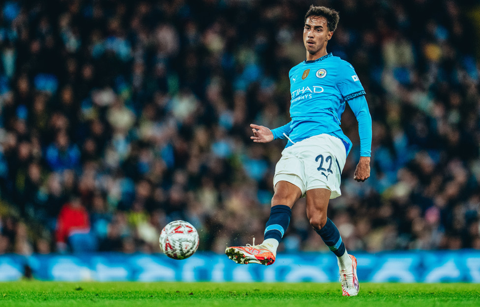 Vitor Reis em ação no Etihad. 