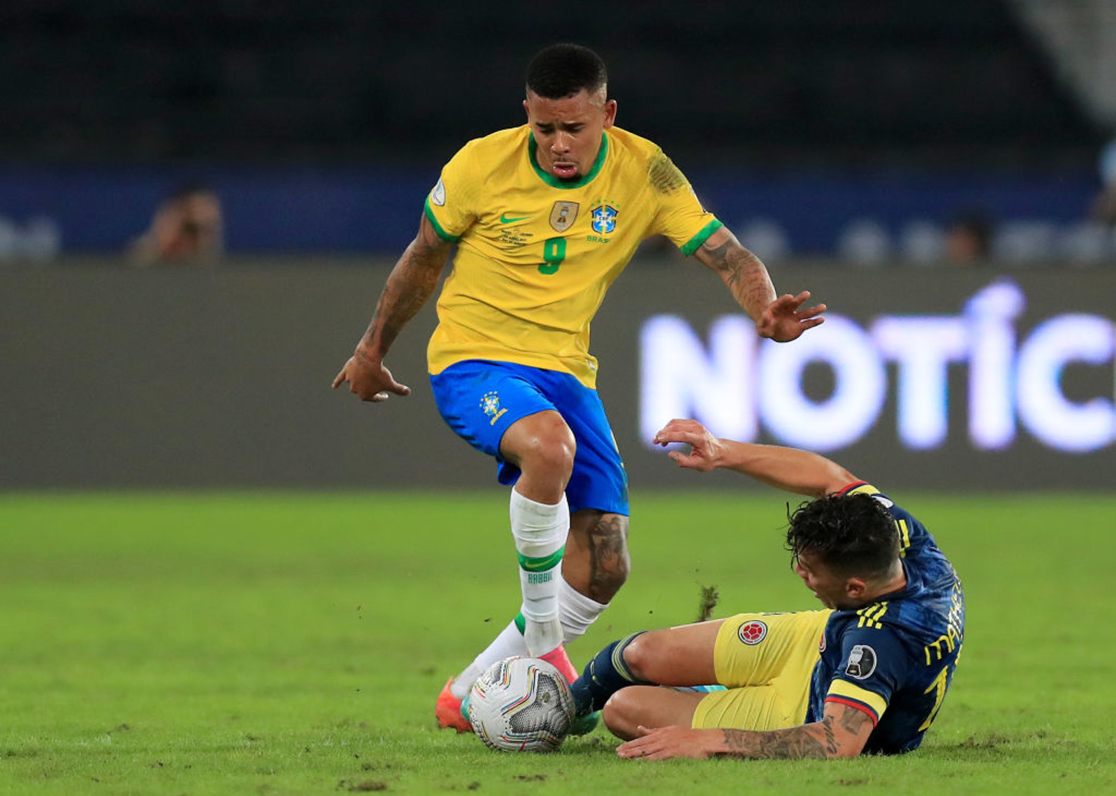 Brasil de Gabriel Jesus vence a Colômbia com gol nos acréscimos
