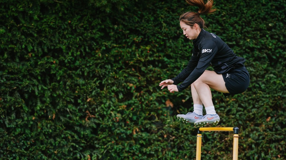 KNEES UP : Shimizu tests her jump