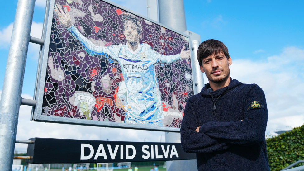 Mosaico : El campo David Silva de la City Football Academy.