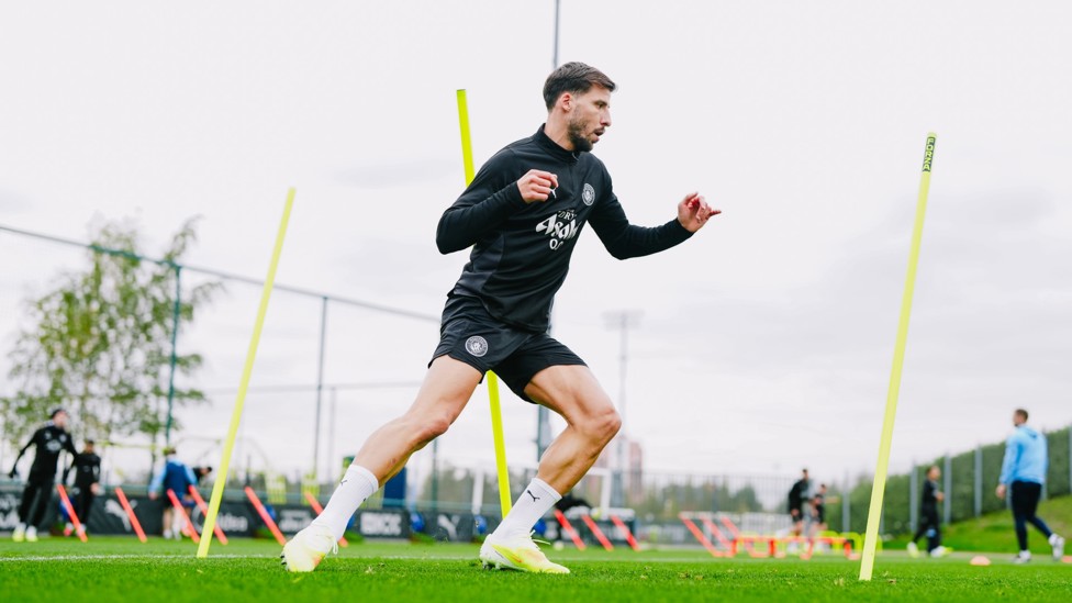 BETWEEN THE STICKS : Ruben Dias working hard