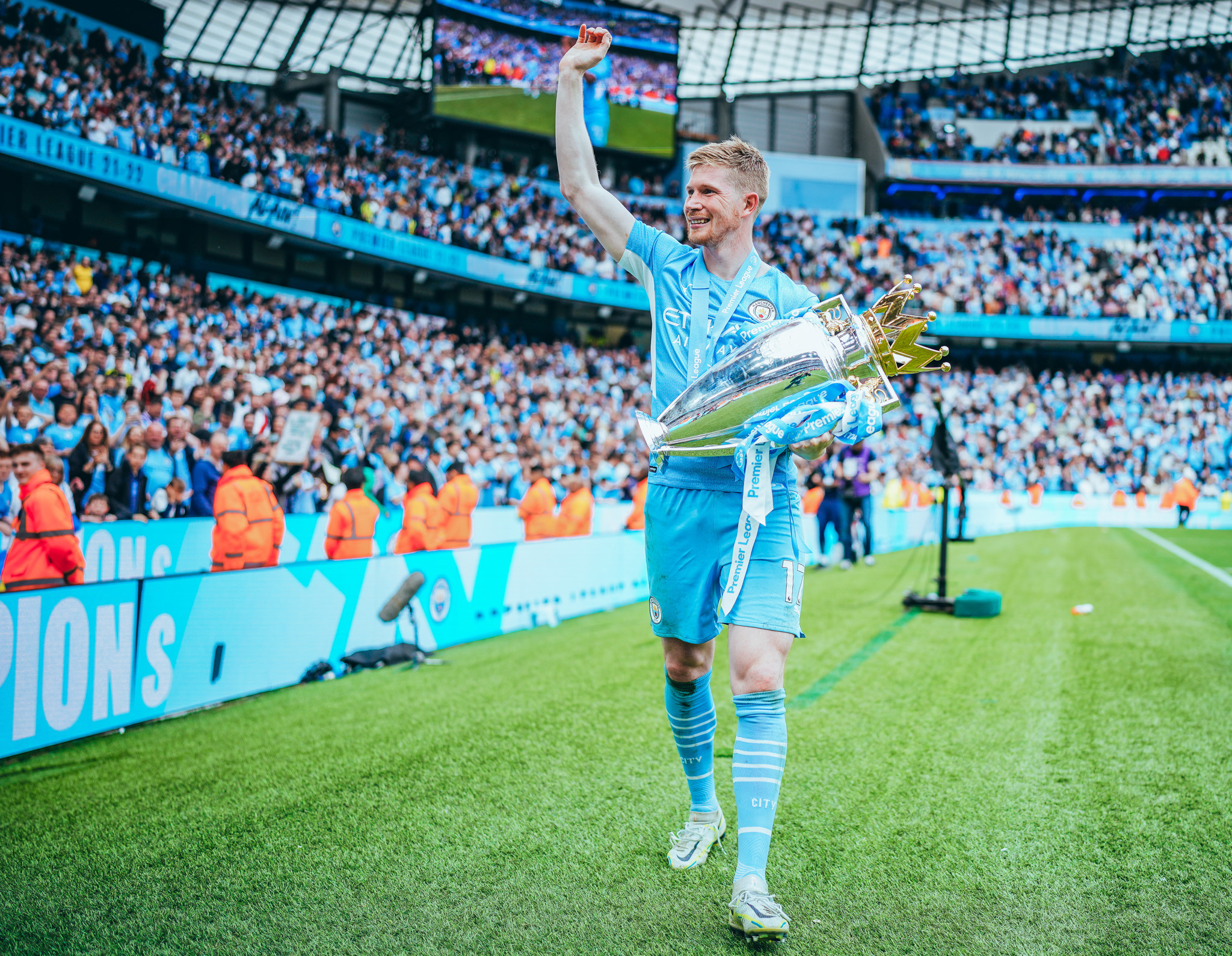 EMPILHANDO TAÇAS : Kevin desfila no Etihad com o troféu da Premier League de 2021-22. 