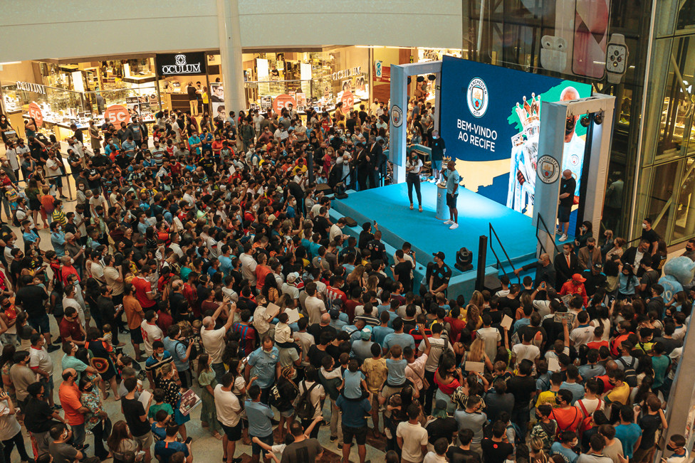 Shopping completamente abarrotado para ver Fernandinho