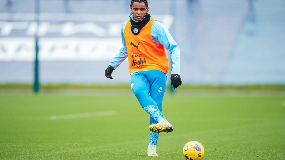 SWISS PRECISION : Manuel Akanji rolls a pass