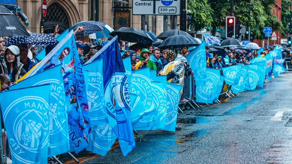 MANCHESTER WEATHER : Fans get ready on the bus route