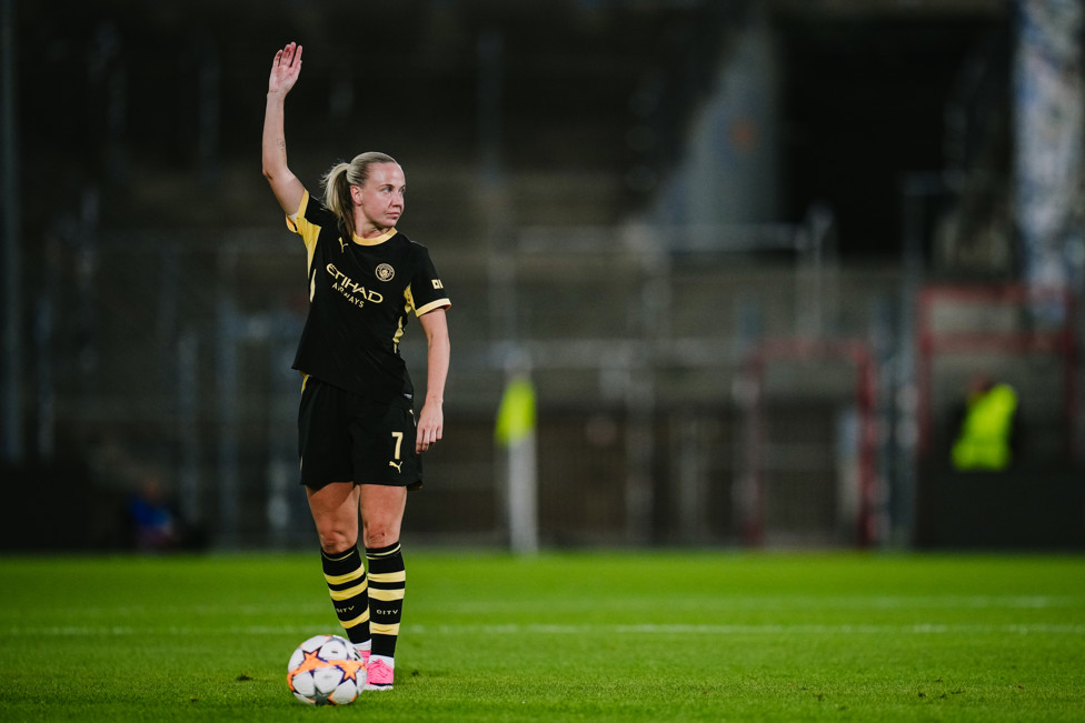 SET PIECE AT THE READY : Beth Mead lines up a free-kick.