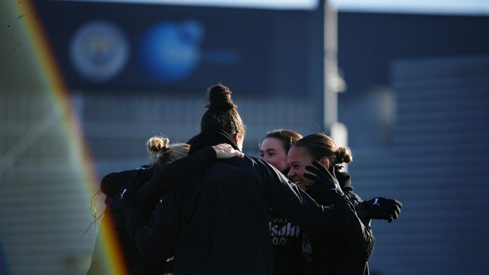 CELEBRATIONS  : City's players huddle! 