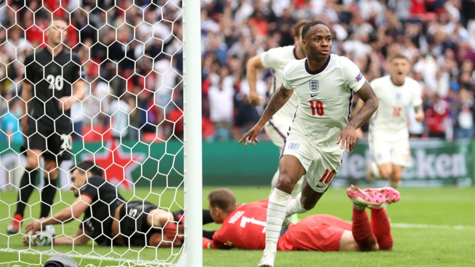 ARMA LETAL: Raheem Sterling comemora após o seu gol nas oitavas de final contra a Alemanha