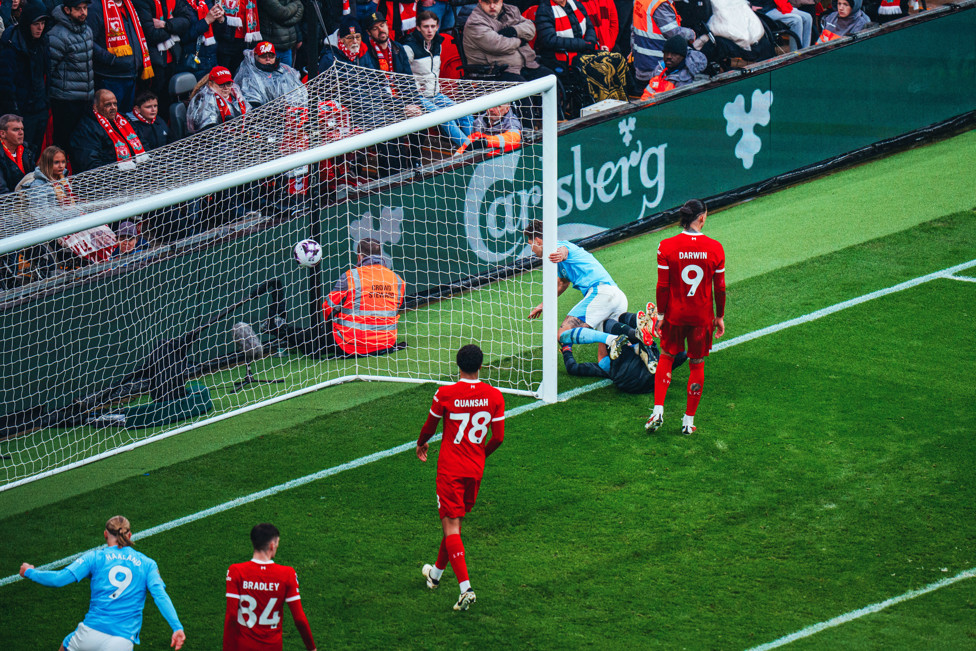 Stones marca em Anfield!