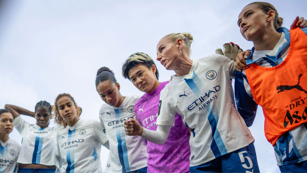 TEAM TALK : Skipper Alex Greenwood provides the final words of advice for the team ahead of kick-off.