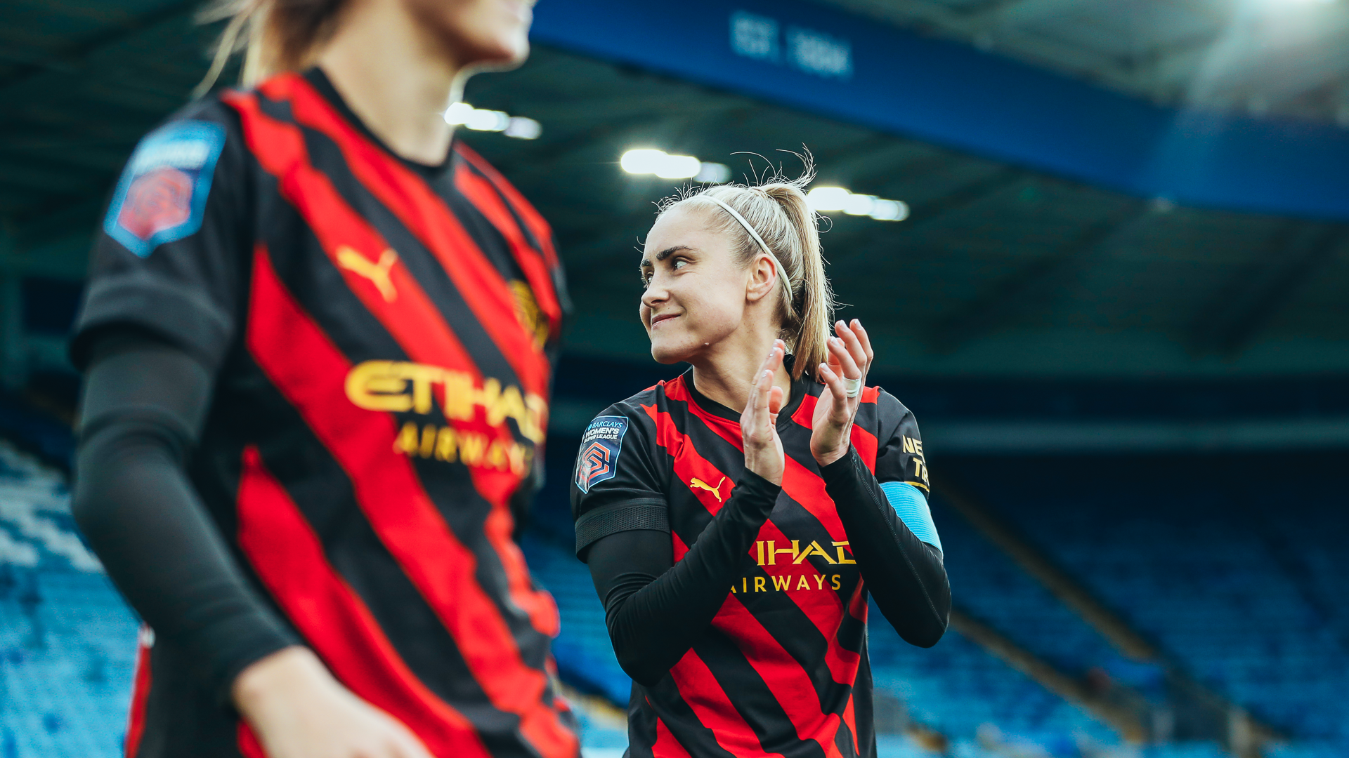 HOUGHTON FELIZ : Steph Houghton aplaude os torcedores do City após a vitória sobre as Foxes.