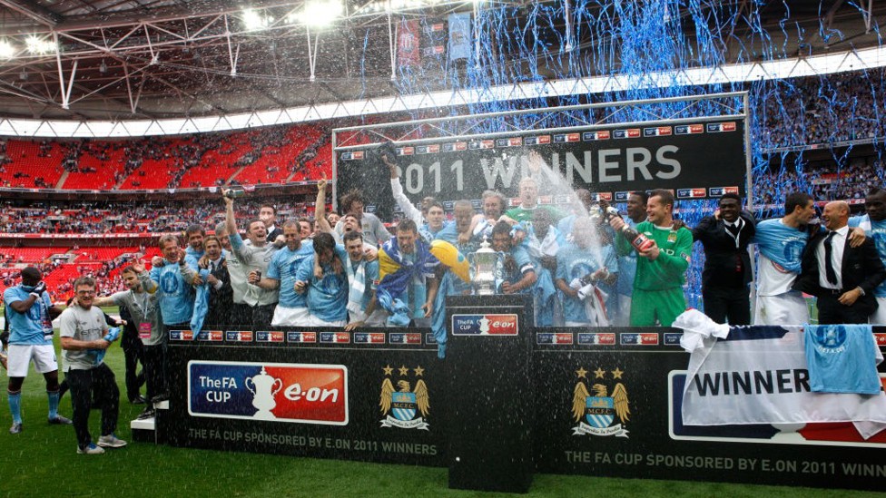 MAIO DE 2011 : O City venceu o Stoke por 1 a 0 na final da Copa da Inglaterra e conquistou o primeiro título em 35 anos.