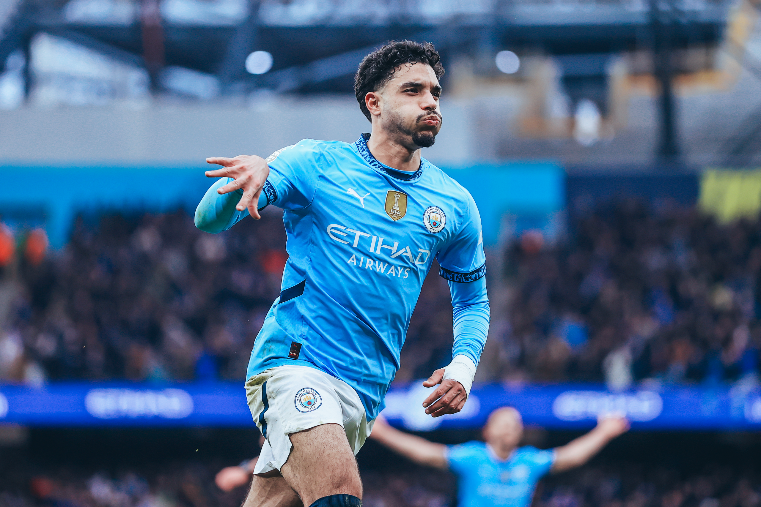 City goleia Newcastle com show de Omar Marmoush 