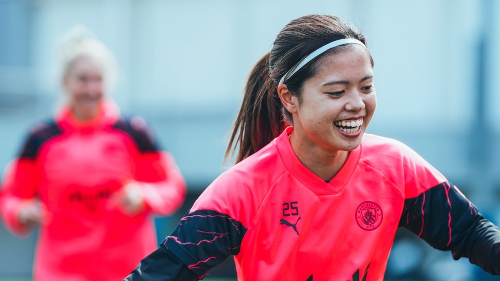 HAPPY HASEGAWA  : Yui in fine spirits! 
