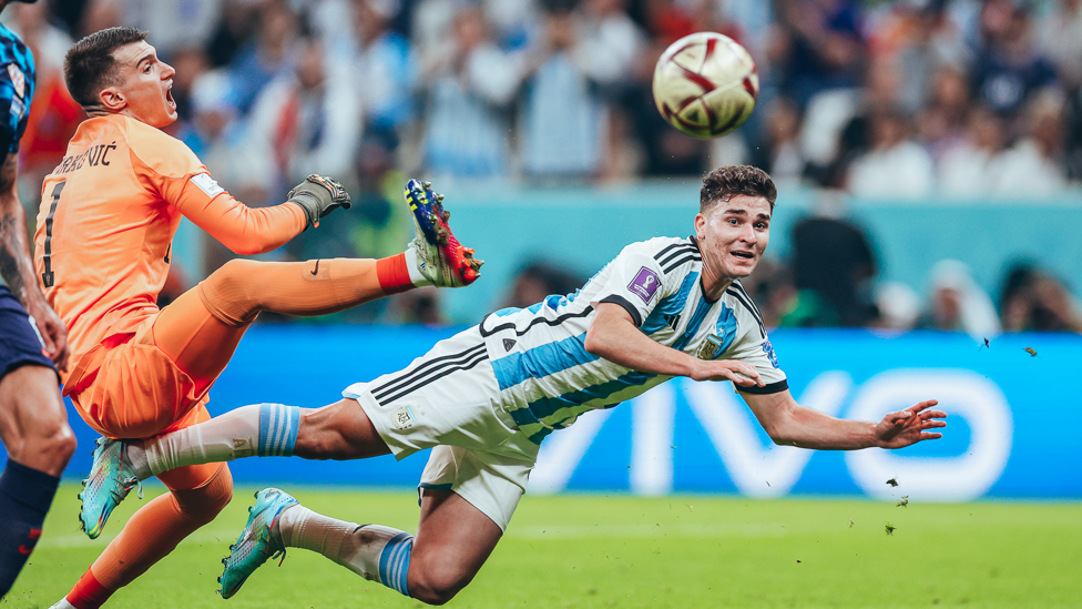 RAÇA PREMIADA: Álvarez foi derrubado pelo goleiro croata e deu à Argentina um pênalti na semifinal contra a Croácia.