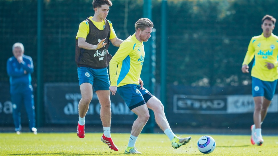ON YOUR SHOULDER : De Bruyne is closely marked