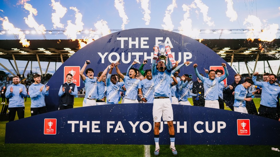 SILVERWARE SECURED : Kaden Braithwaite and the squad lift the 2026 FA Youth Cup trophy!