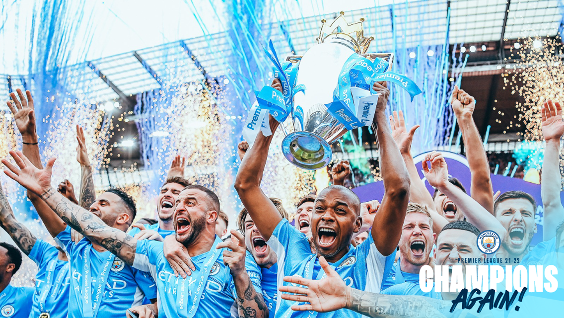 Manchester City en parade dans un bus à impériale à toit ouvert