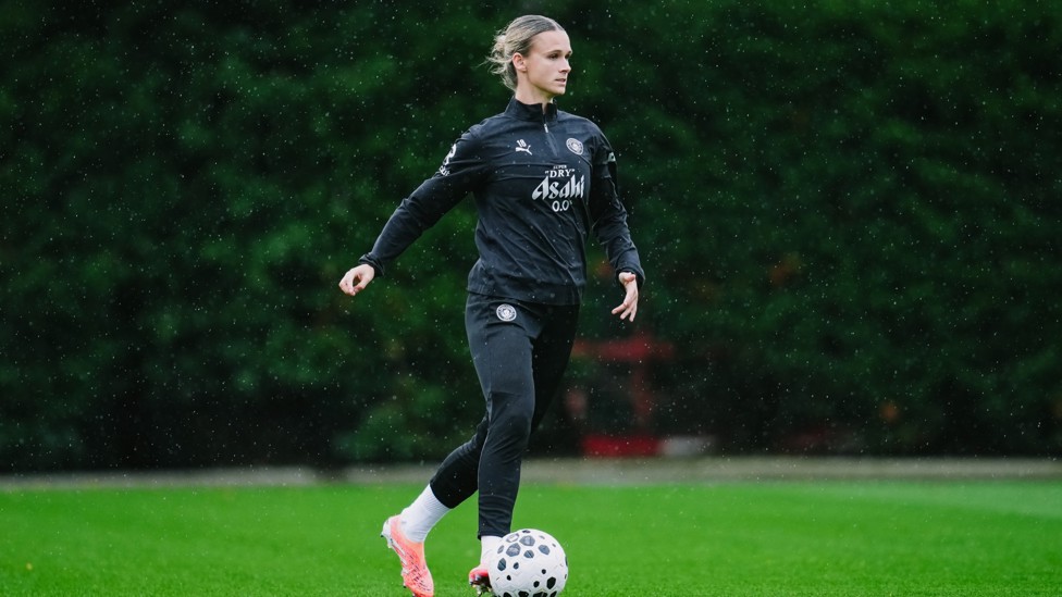 FLYING DUTCHWOMAN  : Kerstin Casparij looks to arcitecht a move. 