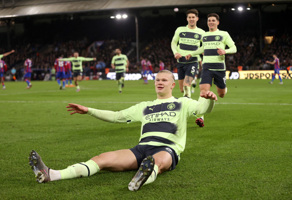 ARTILHEIRO : Haaland desliza no gramado do Selhurst Park após converter o pênalti.