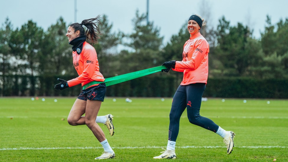SPRINT SETS : Leila Ouahabi attempts to tear away from Alanna Kennedy
