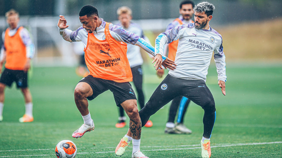 AKSI : Gabriel Jesus dan Sergio Aguero nampak serius