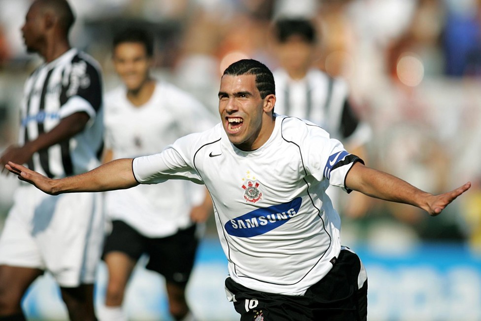 ÍDOLO NO BRASIL : Tevez comemora gol pelo Corinthians. 