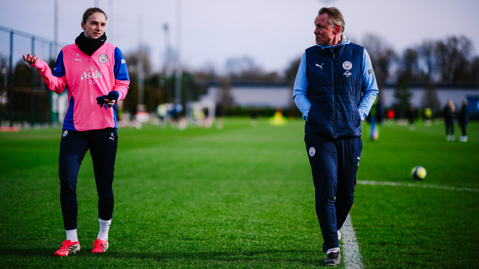 WORDS OF WISDOM  : Vivianne Miedema and Jeglertz in discussion. 