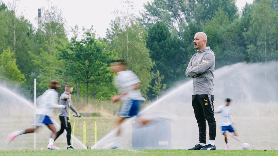 THE BOSS : Enzo Maresca watches on